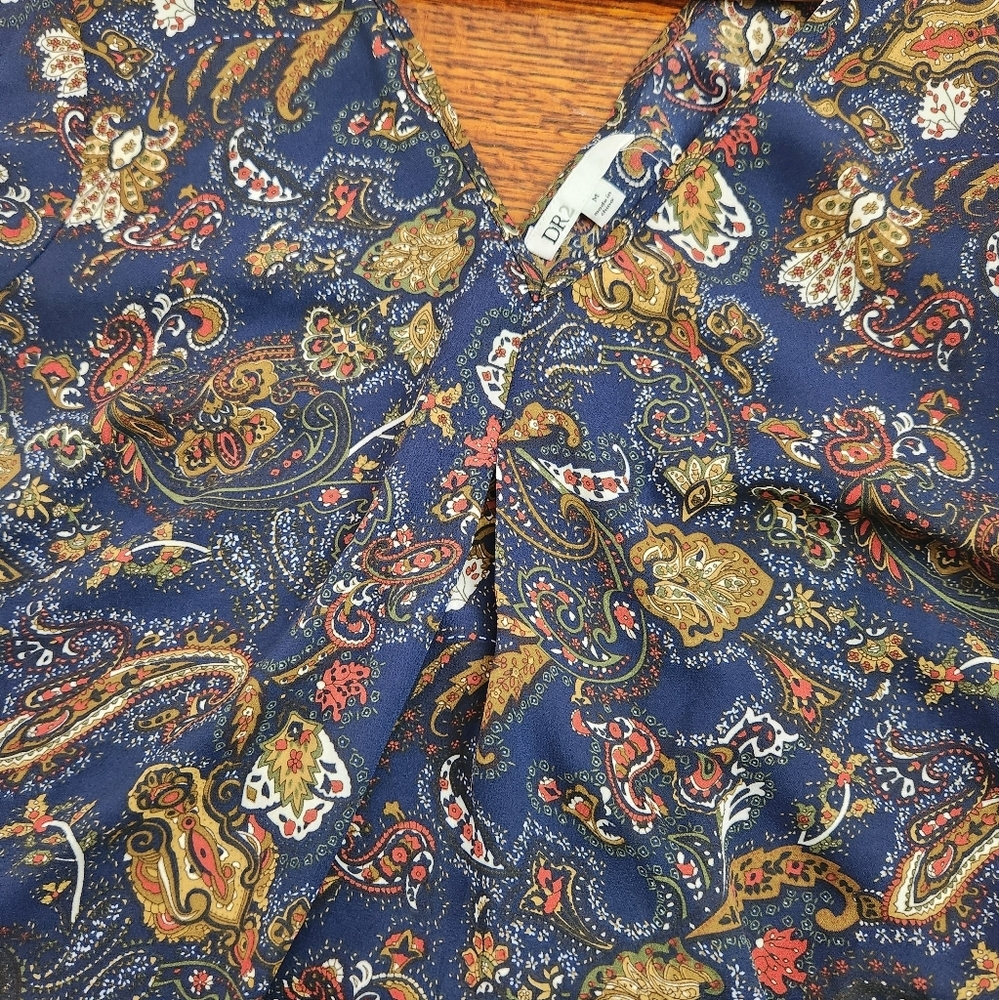 3/$25 DR2 V Neck Blouse Size M navy paisley print lightweight top cap sleeve - Picture 7 of 7